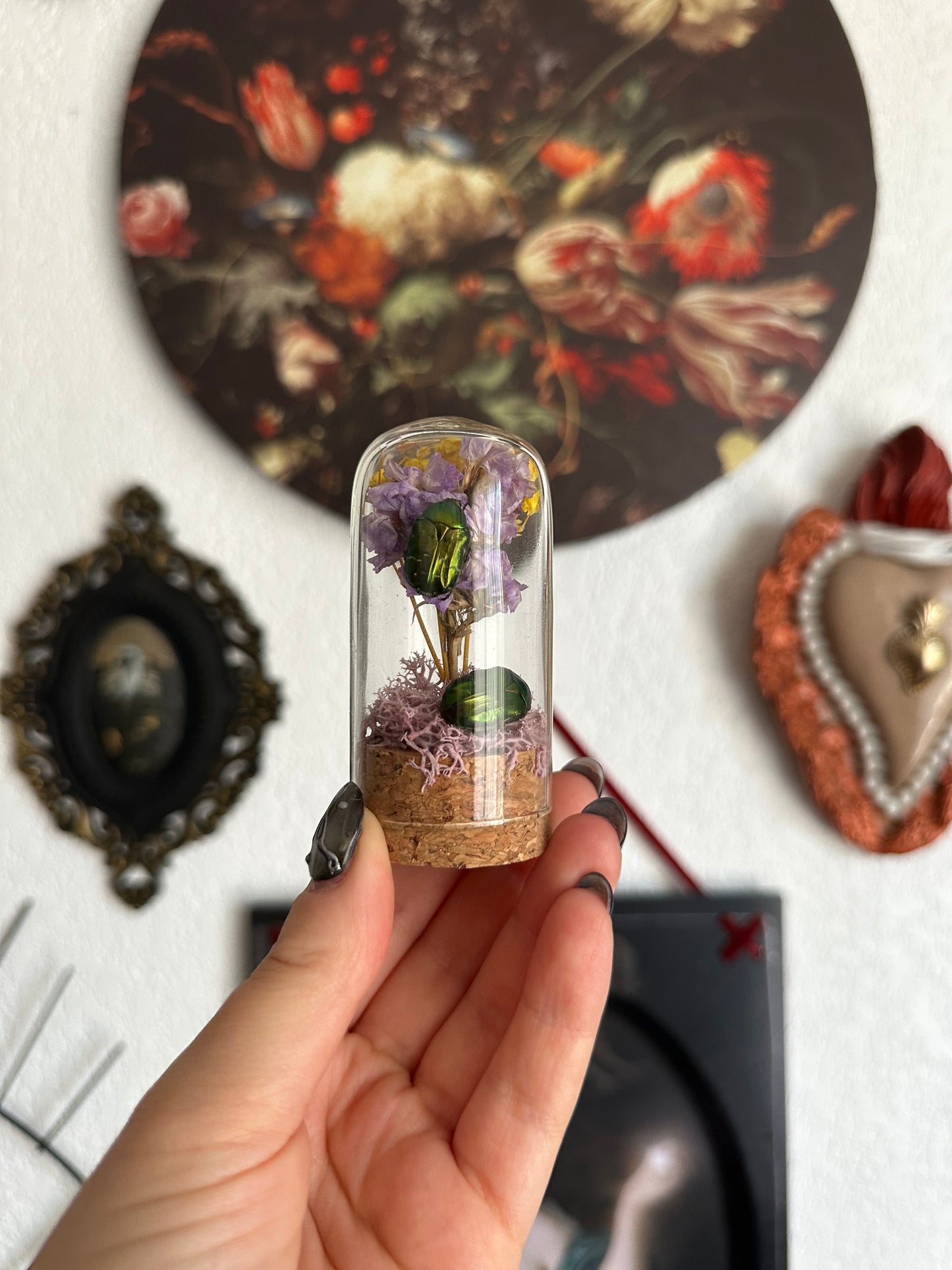 Petites curiosités : mini globe avec cétoine(s) et fleurs !