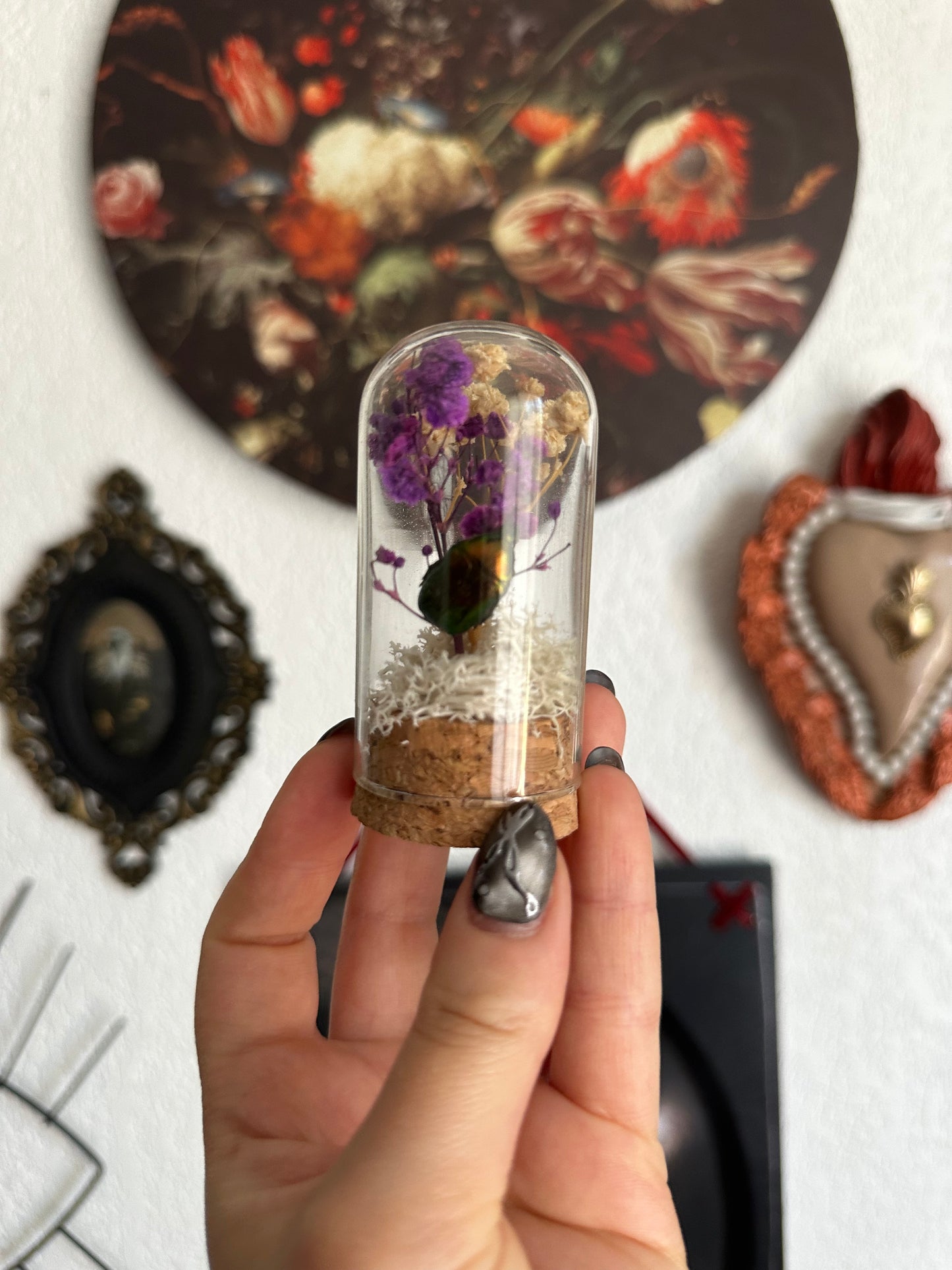 Petites curiosités : mini globe avec cétoine(s) et fleurs !