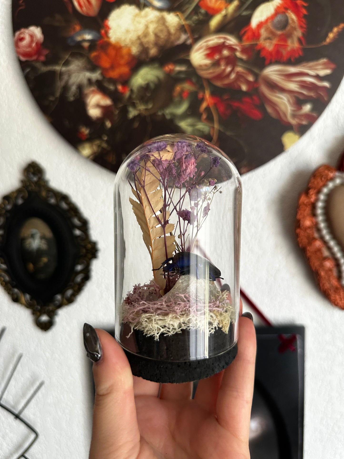 Globe avec une cétoine, fleurs et cristaux
