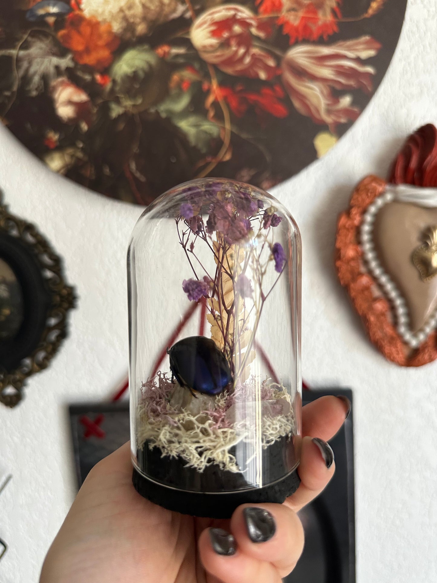 Globe avec une cétoine, fleurs et cristaux