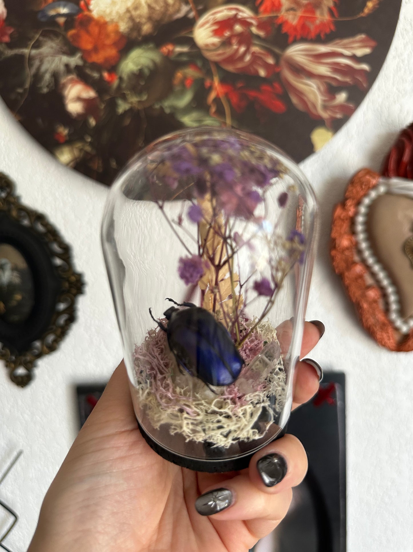 Globe avec une cétoine, fleurs et cristaux