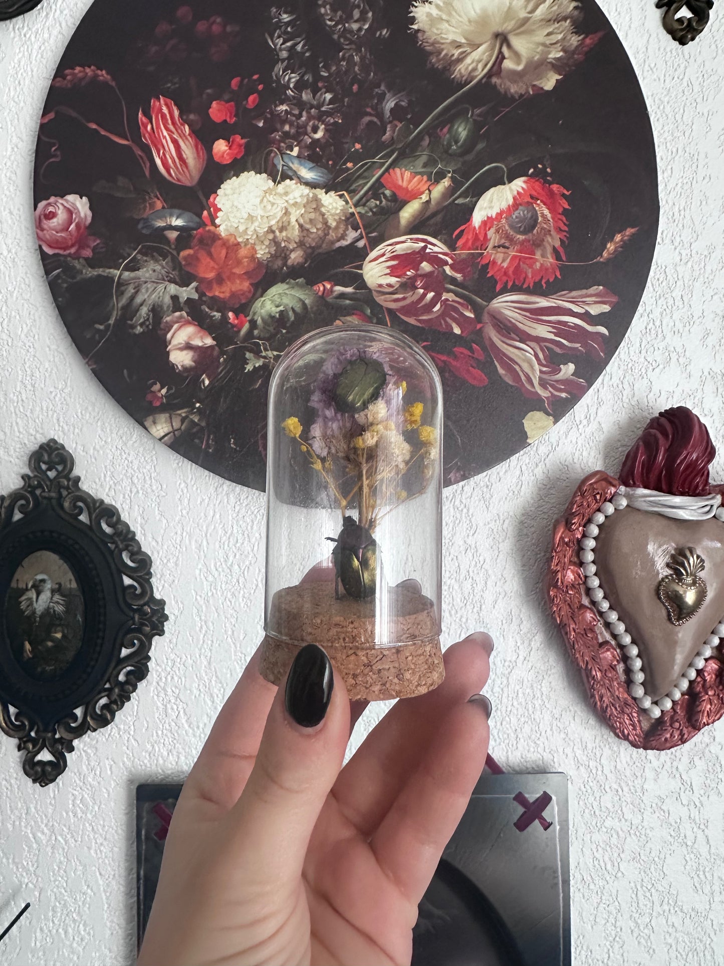 Curiosités : petit globe avec cétoine(s) et fleurs !